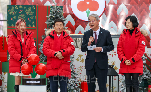 왼쪽부터 뷰티 크리에이터 이사배, 김병준 사랑의열매 회장, 임종룡 우리금융그룹 회장, 홍보대사 배우 채시라. 박동욱기자 fufus@